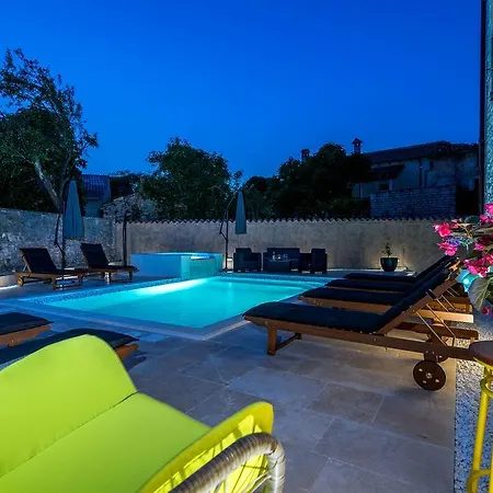Villa Sagri - Heated Pool *